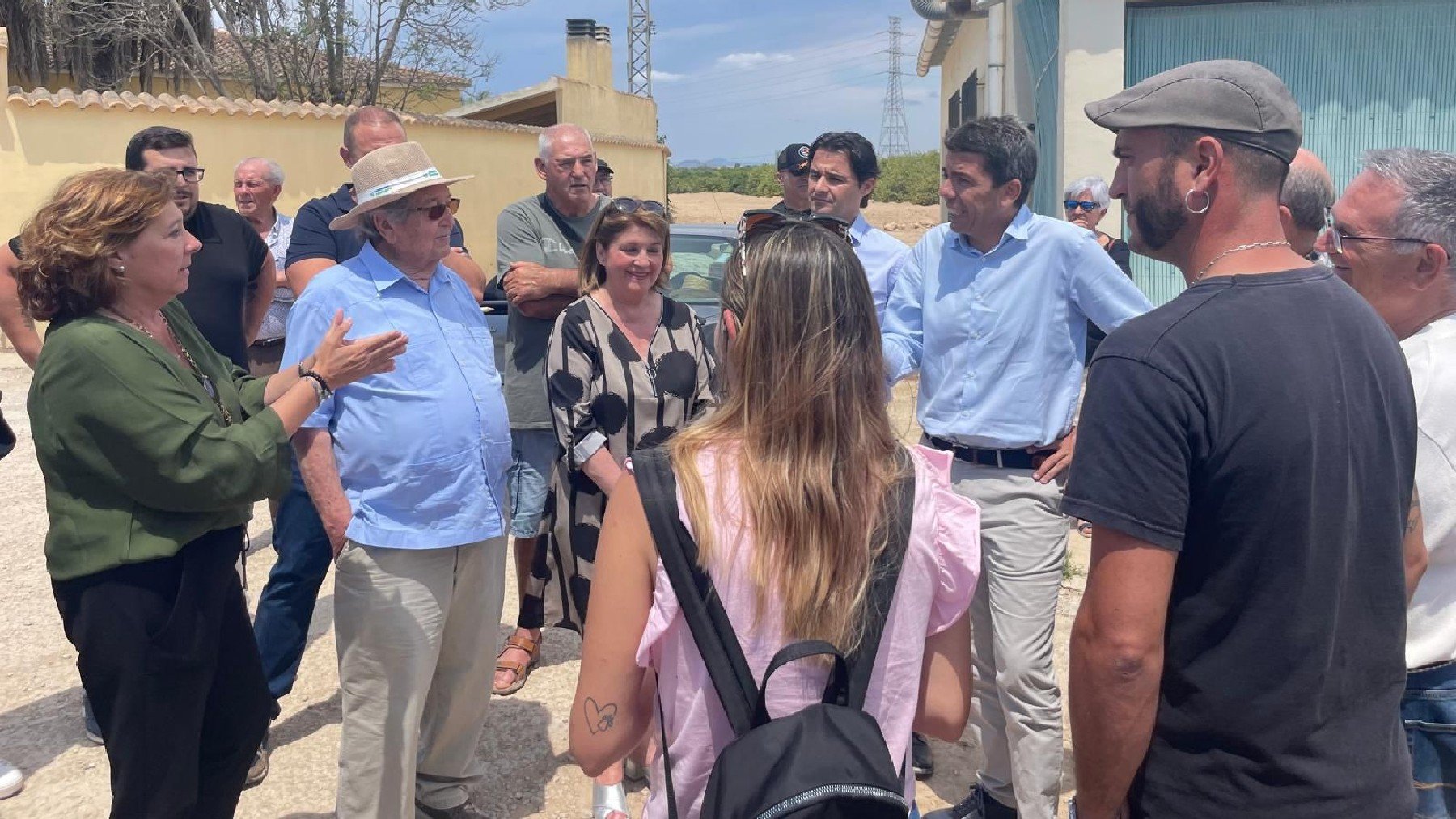 Carlos Mazón, este lunes, con los afectados, en San Miguel de Salinas, en Alicante.