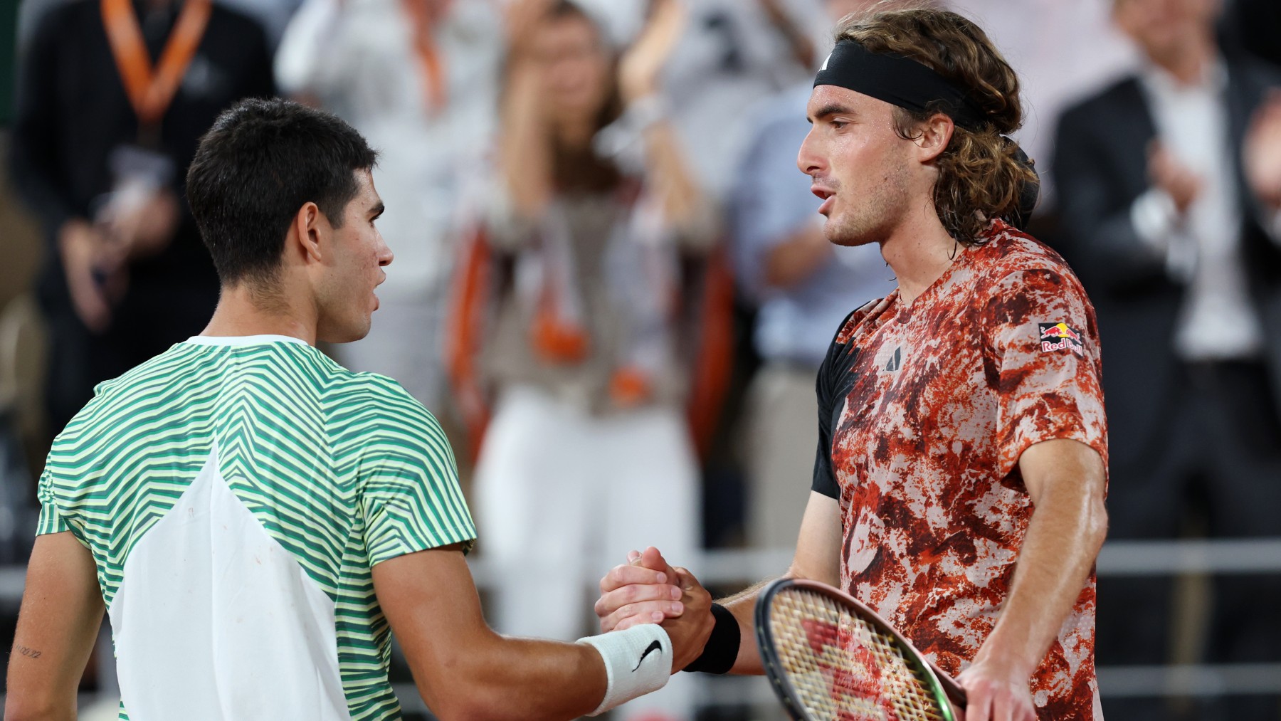 Alcaraz y Tsitsipas se miden tras el partido de Roland Garros 2023. (Getty)