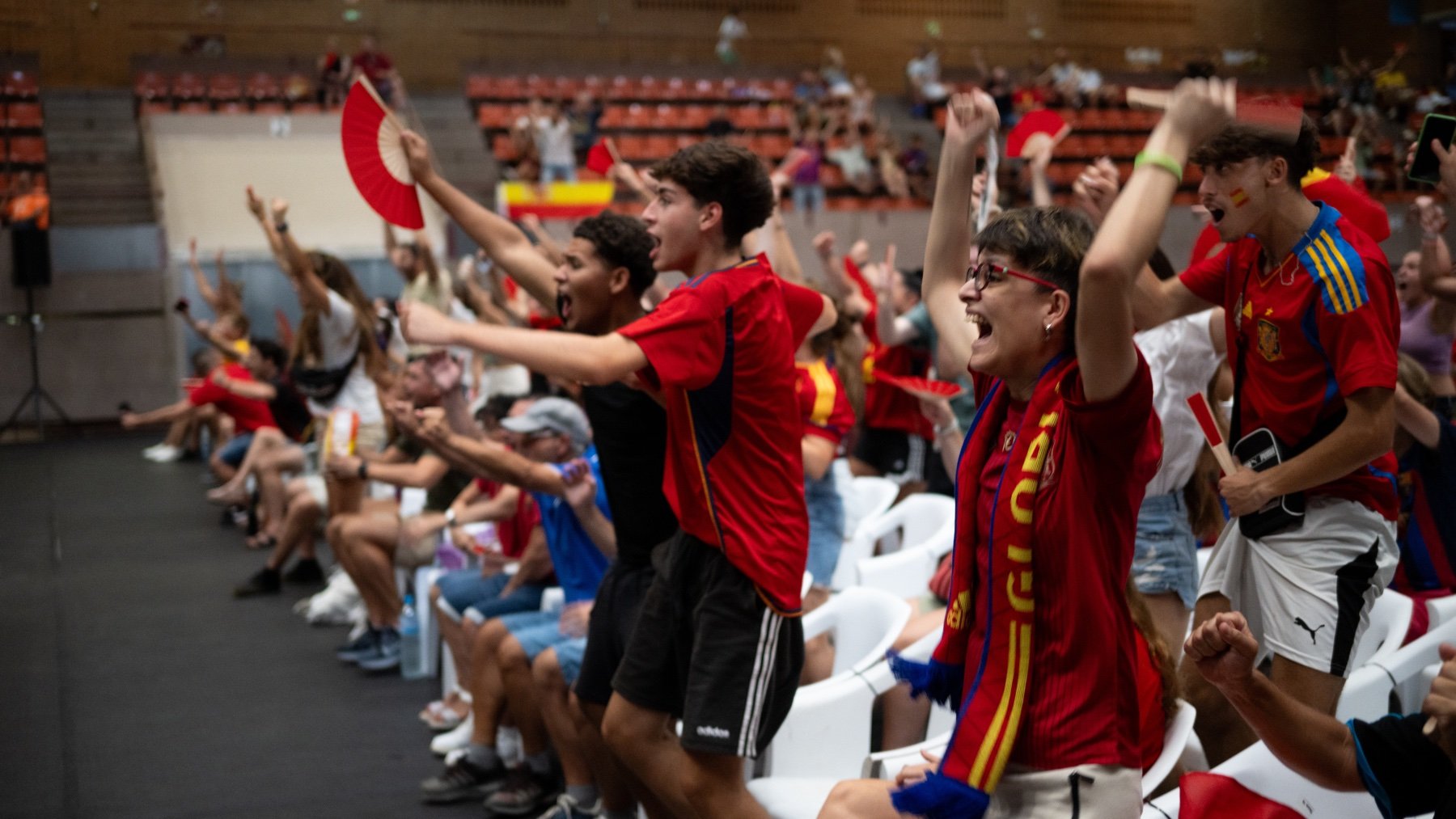 Aficionados de la selección española ven un partido en una pantalla gigante en Barcelona. (EP)