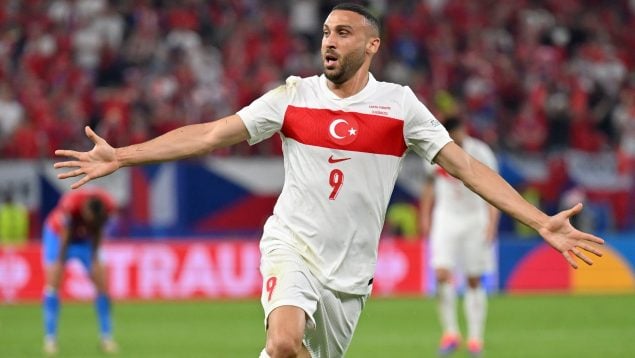 Tosun da la victoria a Turquía en el descuento y elimina a la República Checa