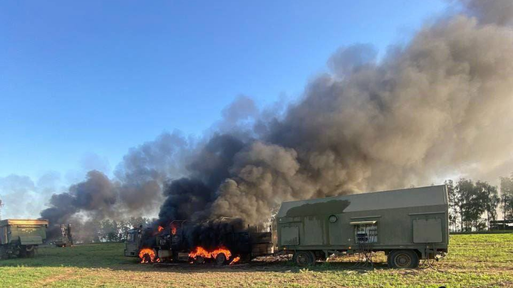 Equipo militar ardiendo tras el ataque ucraniano.