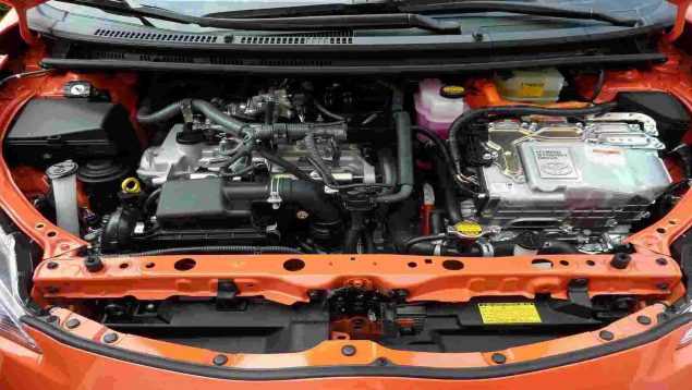 motor del coche naranja