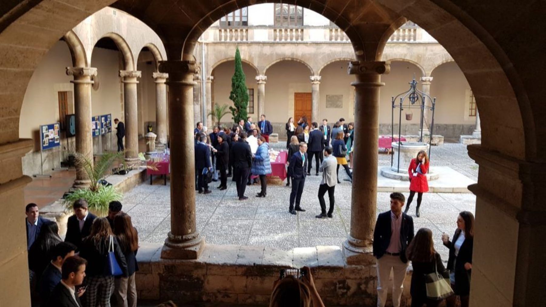 Celebración de un evento en el claustro del Convento de Montesiòn.