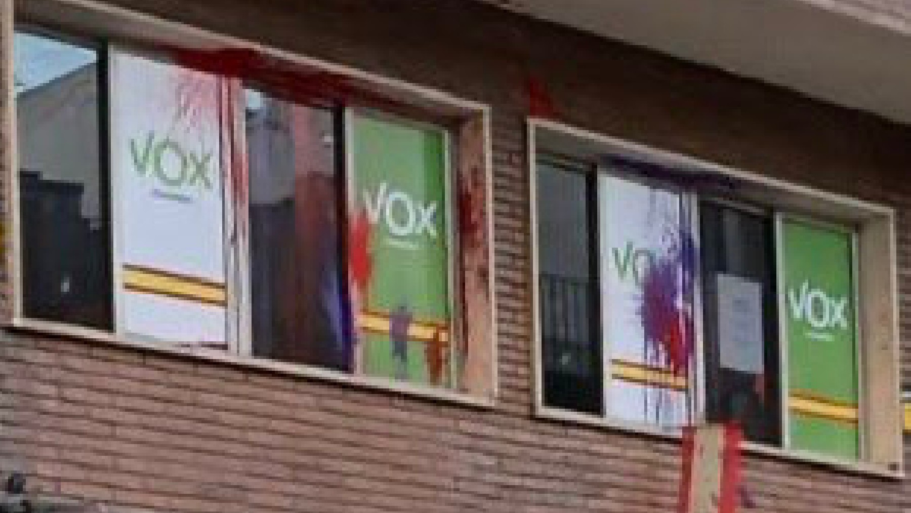 Así ha quedado, tras el ataque, la fachada de la sede de Vox en Castellón.