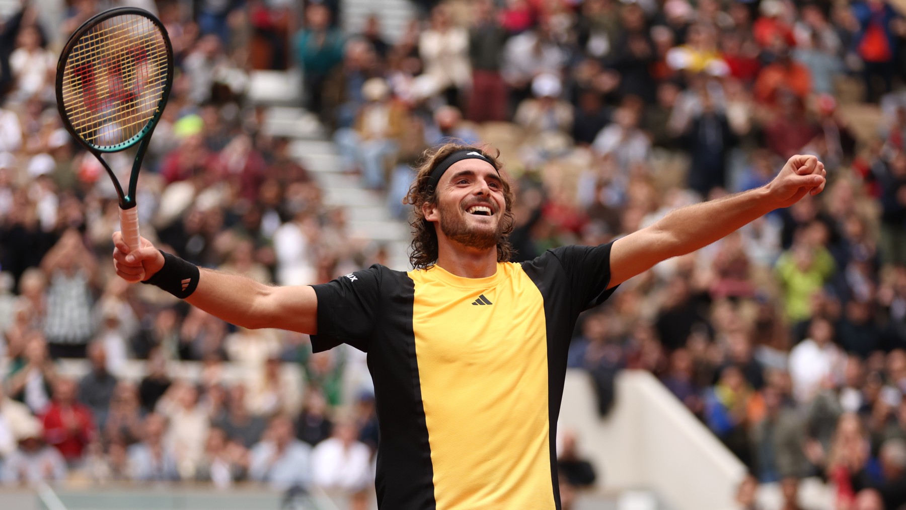 Stefanos Tsitsipas celebra una victoria en Roland Garros 2024. (Foto: Getty)