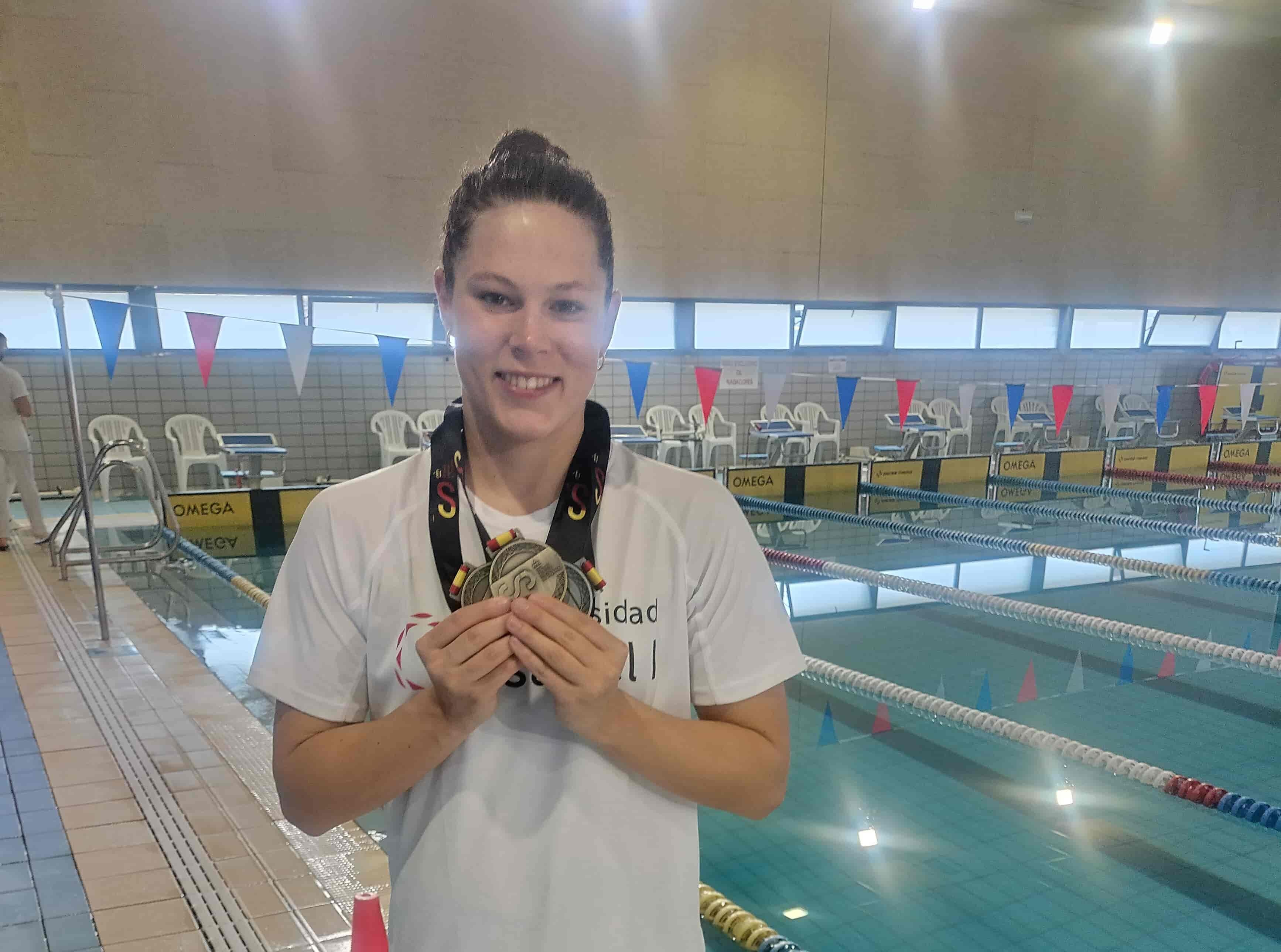 Ángela Martínez, dos oros y una plata en los 800, 400 y 200 metros de estilo libre del Campeonato de España Universitario de Natación 2024 @Ui1