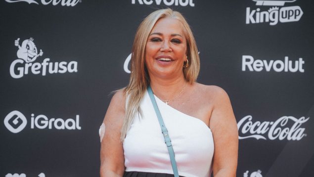 La colaboradora Belén Esteban en un evento en Madrid vestida de blanco