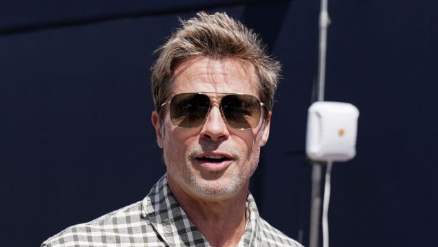 Brad Pitt en un evento posando con gafas de sol