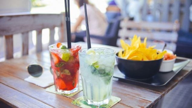 Ni refrescos ni una cerveza: la mejor bebida para combatir el calor en verano