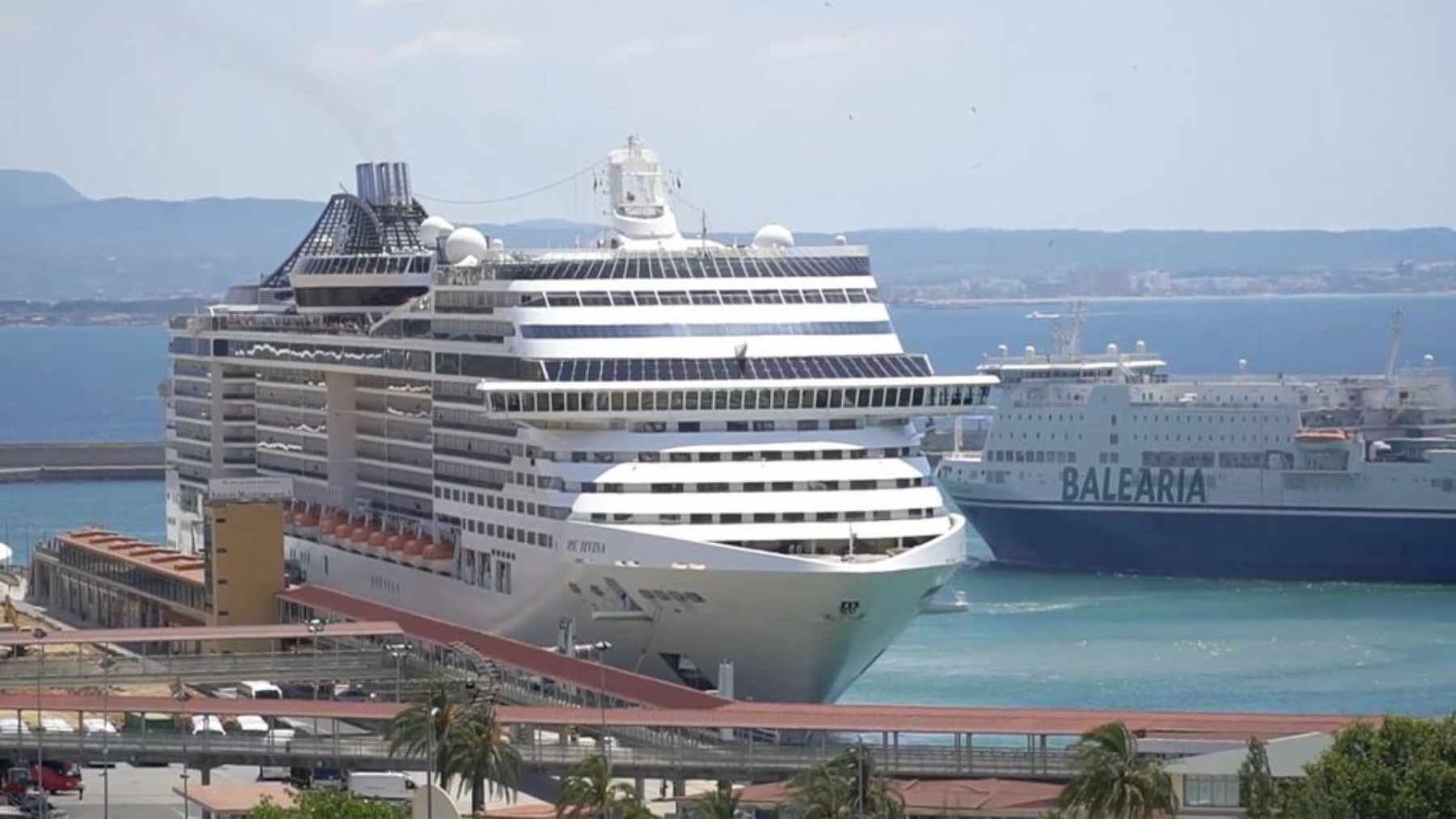 Crucero atracado en el puerto de Palma.