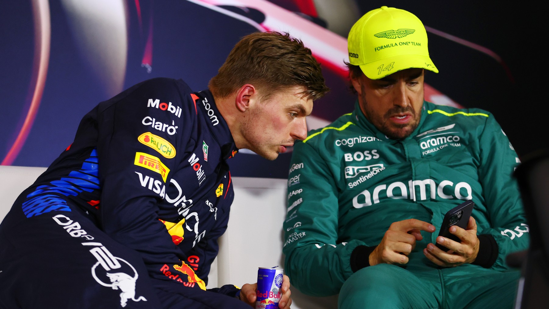 Fernando Alonso muestra una publicación a Max Verstappen con su teléfono móvil. (Getty)