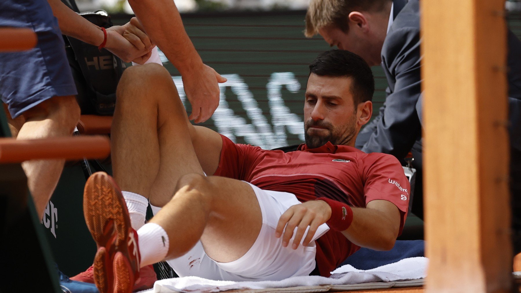 Novak Djokovic, atendido de su lesión. (Foto: EFE)