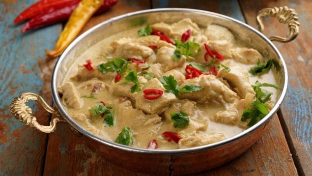 Receta de verano: pollo al curry verde tailandés con leche de coco y vegetales al wok