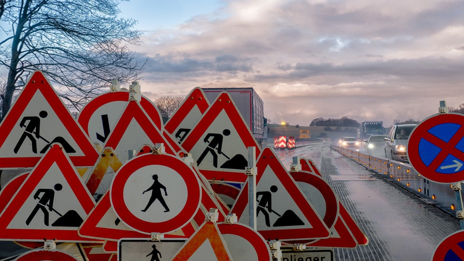 Carretera con señales de obras.