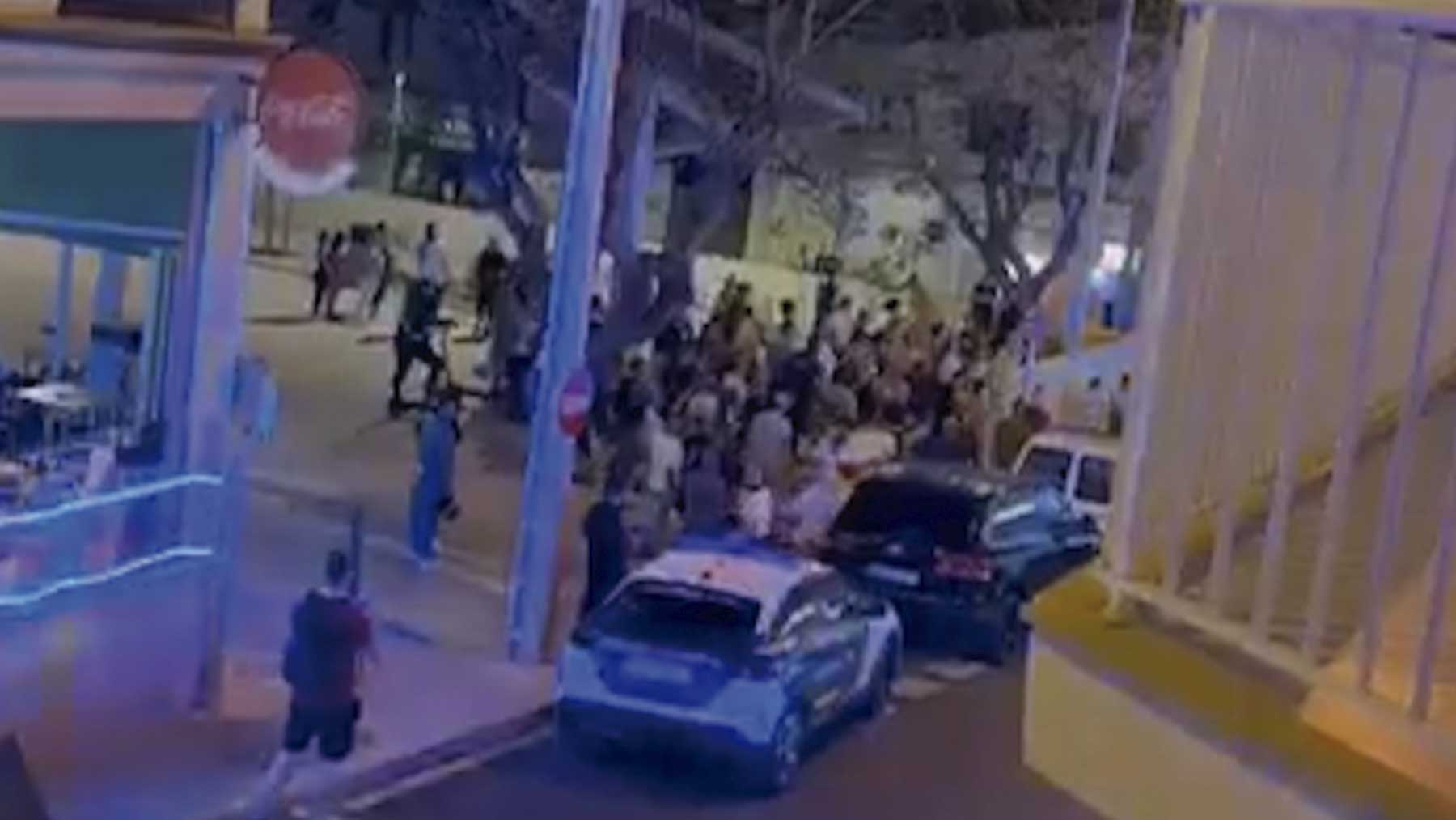 Un centenar de vecinos intentan linchar a un grupo de argelinos en el Arenal. @ESLUISO