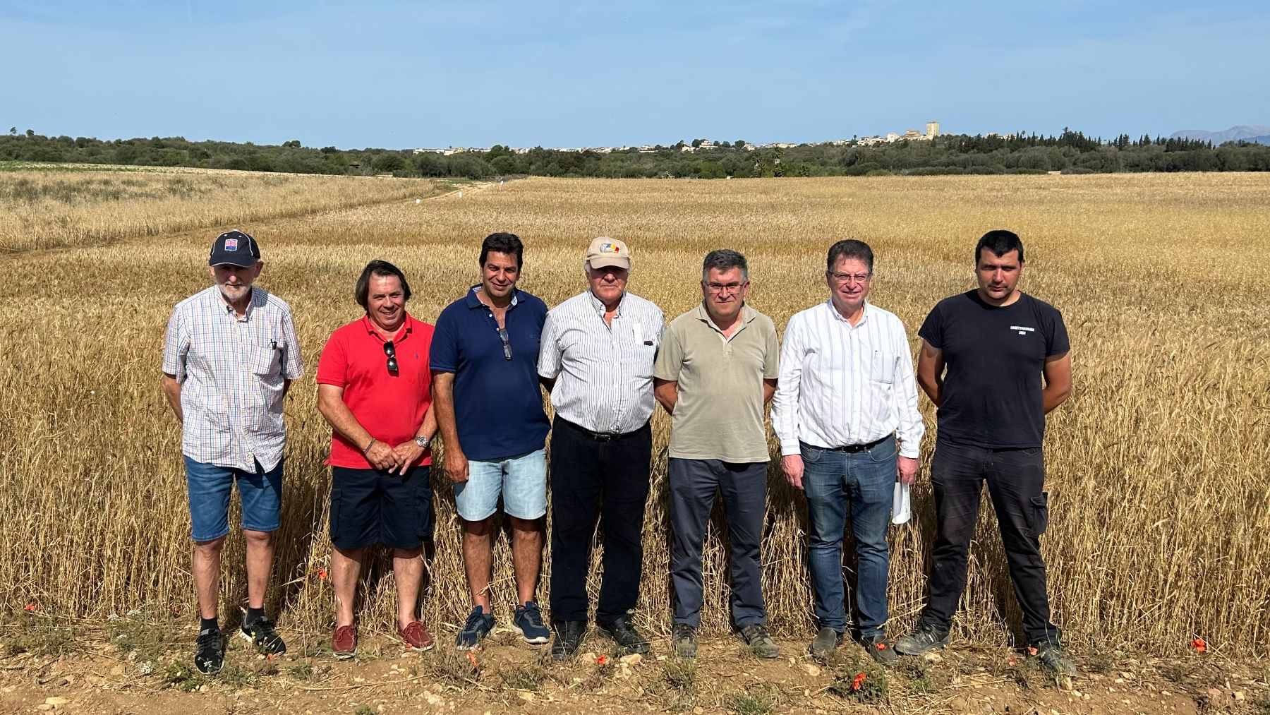 Agricultores y miembros de Asaja con el conseller de Agricultura, Joan Simonet.