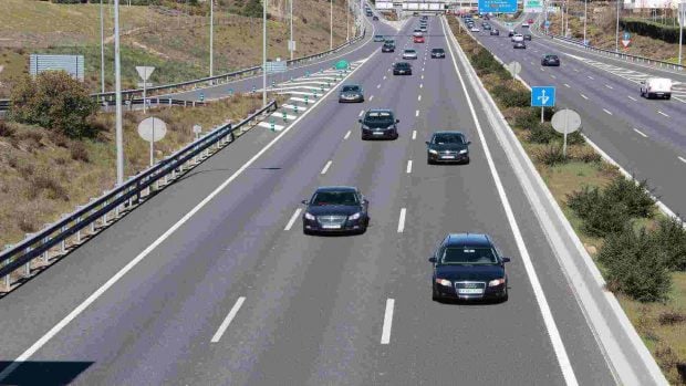 Autopista con varios carriles