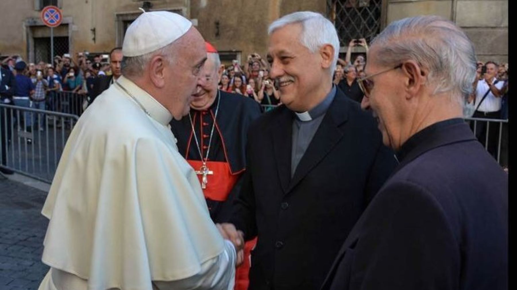 El padre general de los jesuitas, Arturo Sosa, saluda al Papa.
