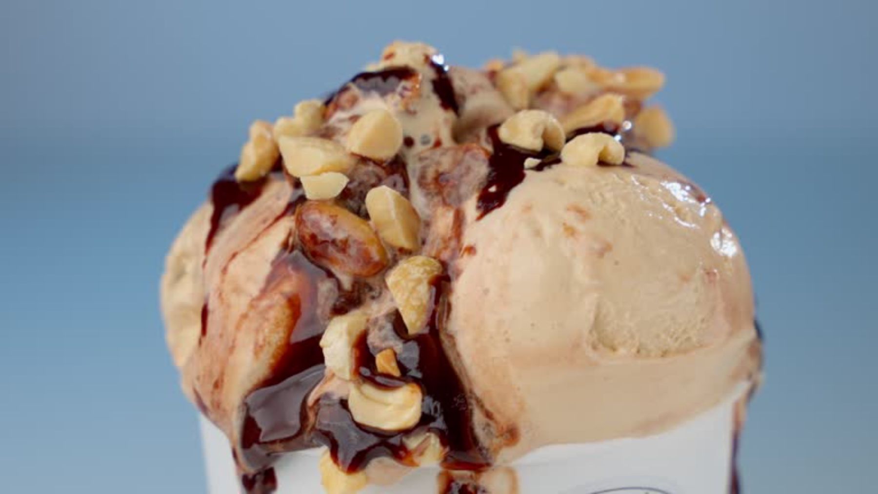 Helado con crema de cacahuete.