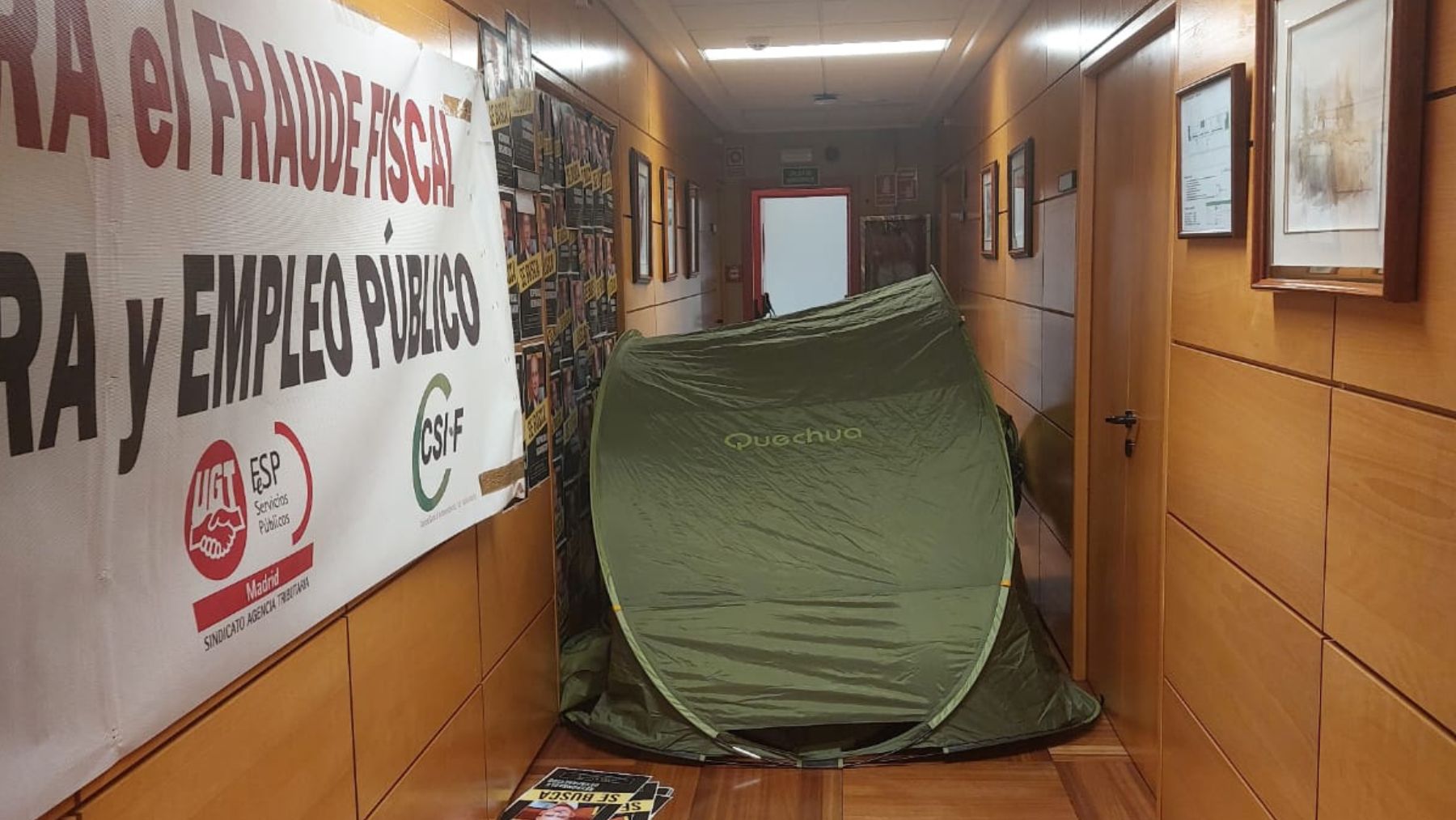 Imagen de los empleados de Hacienda amotinados en la Agencia Tributaria.