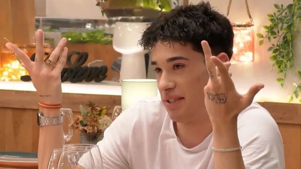 La pulsera de Dani provoca el rechazo en Marc. (First Dates)