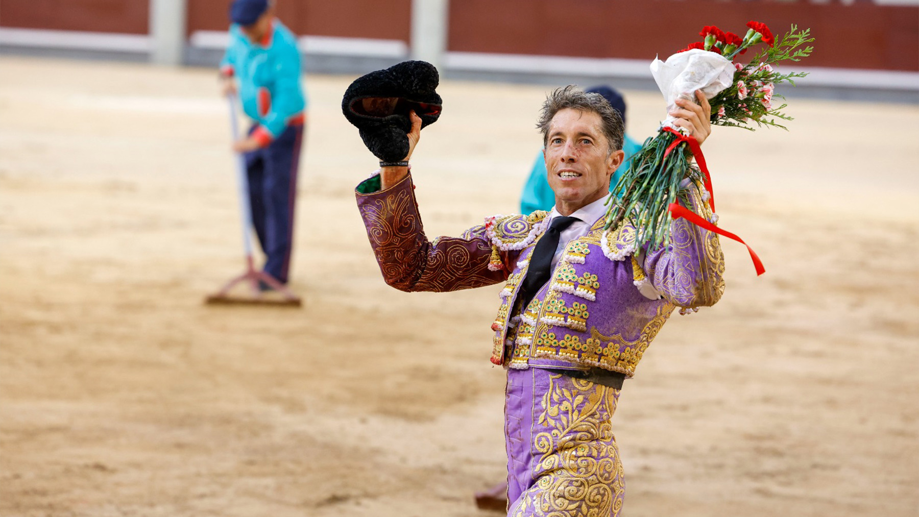 Manuel Escribano dando la vuelta al ruedo, este jueves (Foto: Efe).