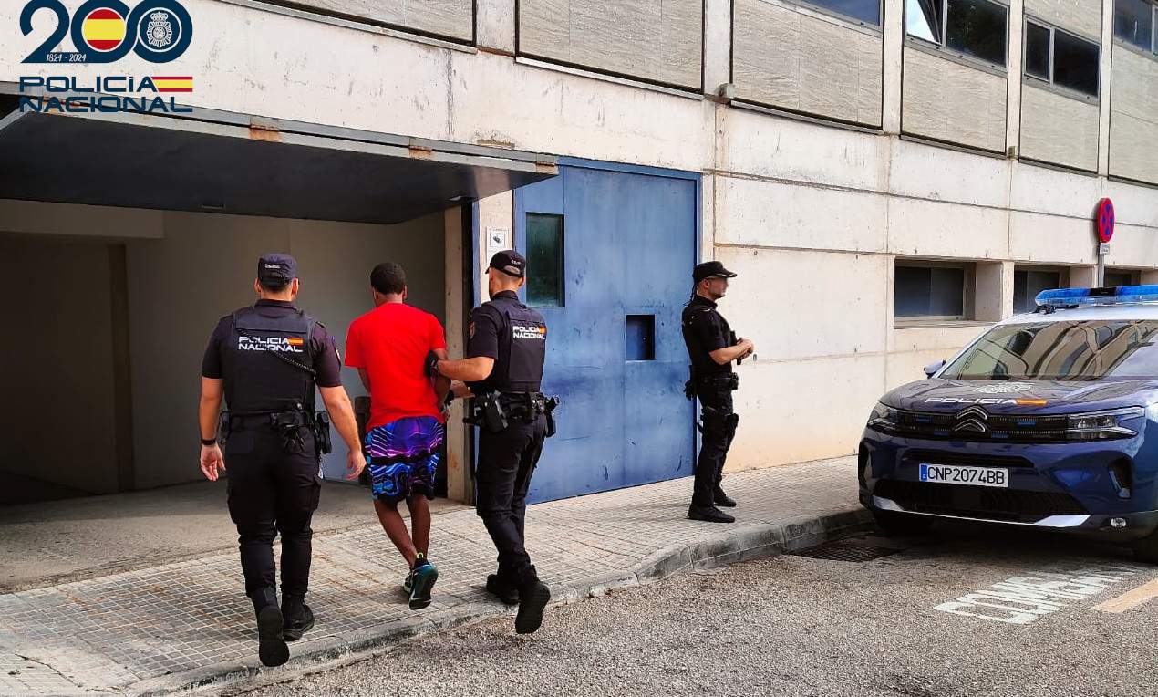 El detenido entrando en dependencias policiales.