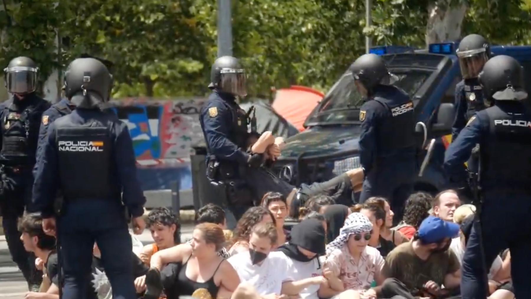 Los antidisturbios desalojan a los activistas pro Hamás.