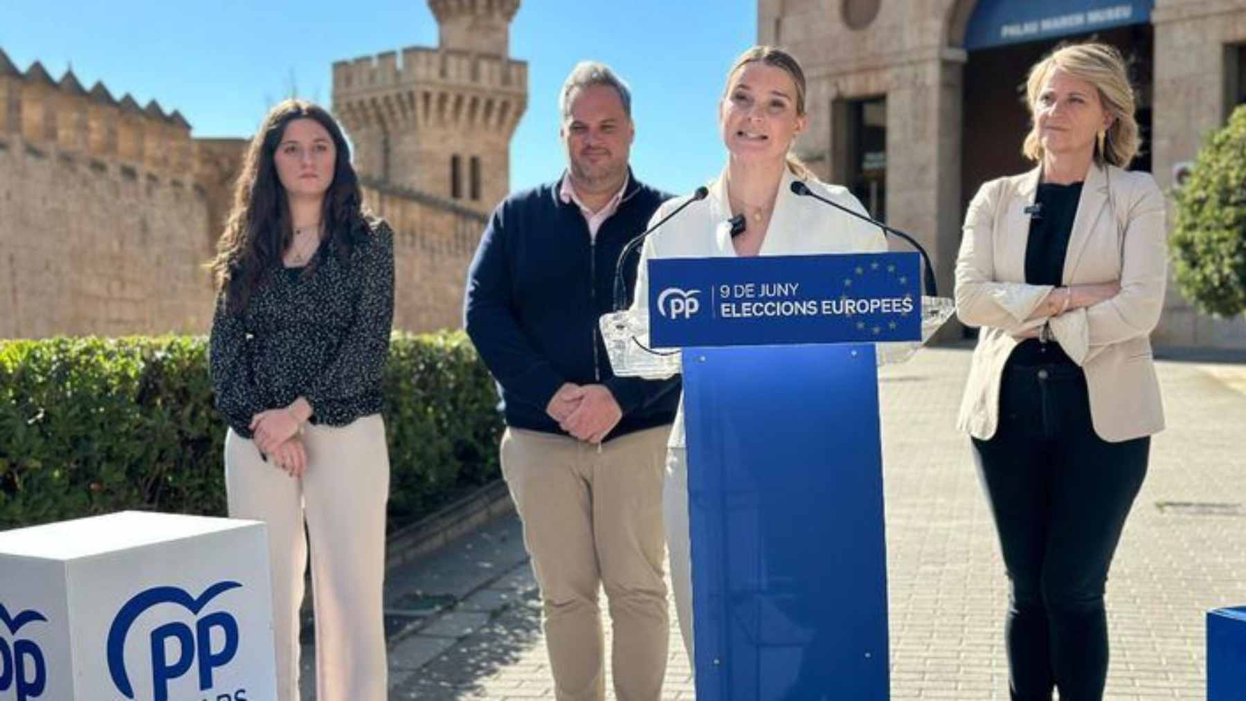 La presidenta del Govern, Marga Prohens, con la candidata del PP de Baleares a las elecciones europeas, Rosa Estaràs.