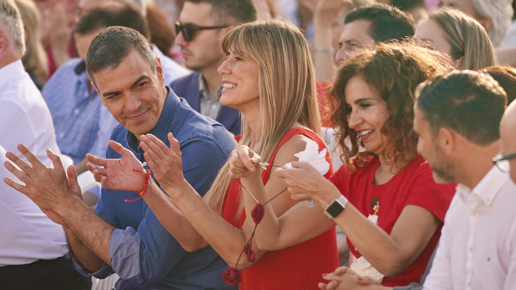 Sánchez con Begoña Gómez en un mitin. (Foto: EP)