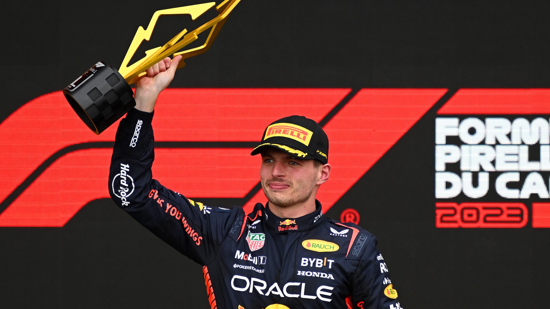 Max Verstappen levanta el trofeo de campeón en el GP de Canadá 2023. (Getty)