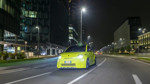 Abarth 500e amarillo por la noche