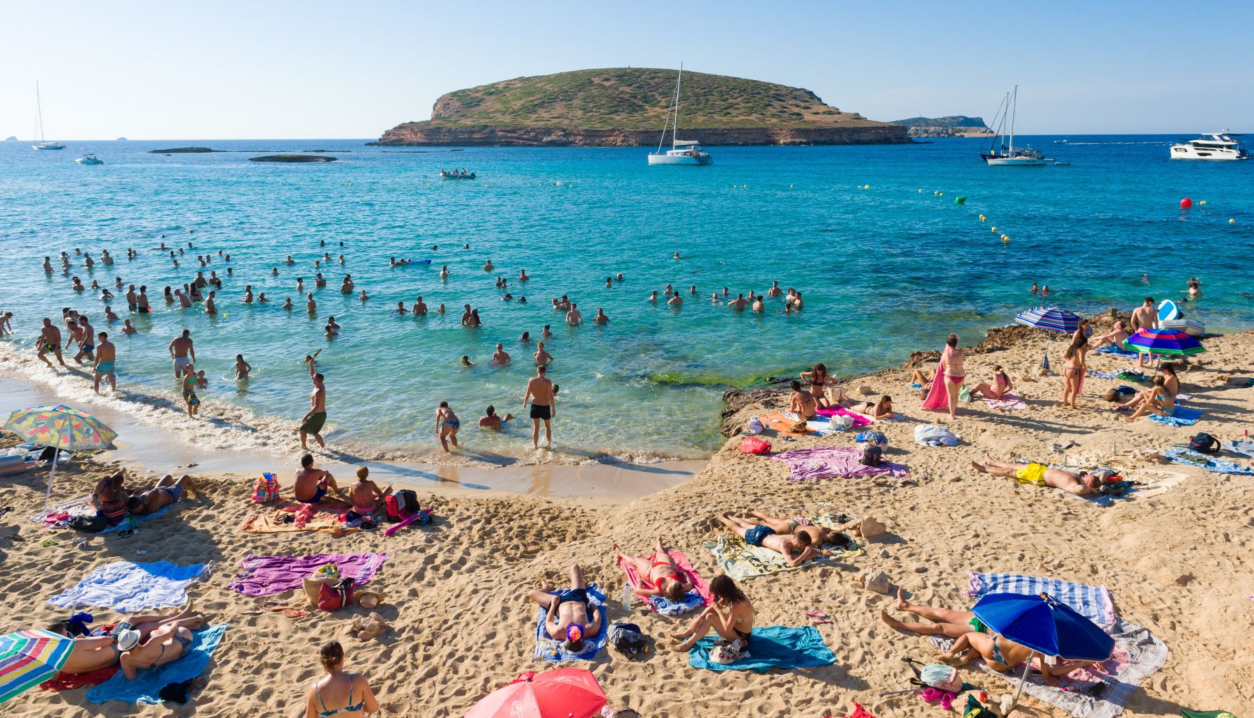 Turistas en Cala Conta, Ibiza. (Imagen: EP).