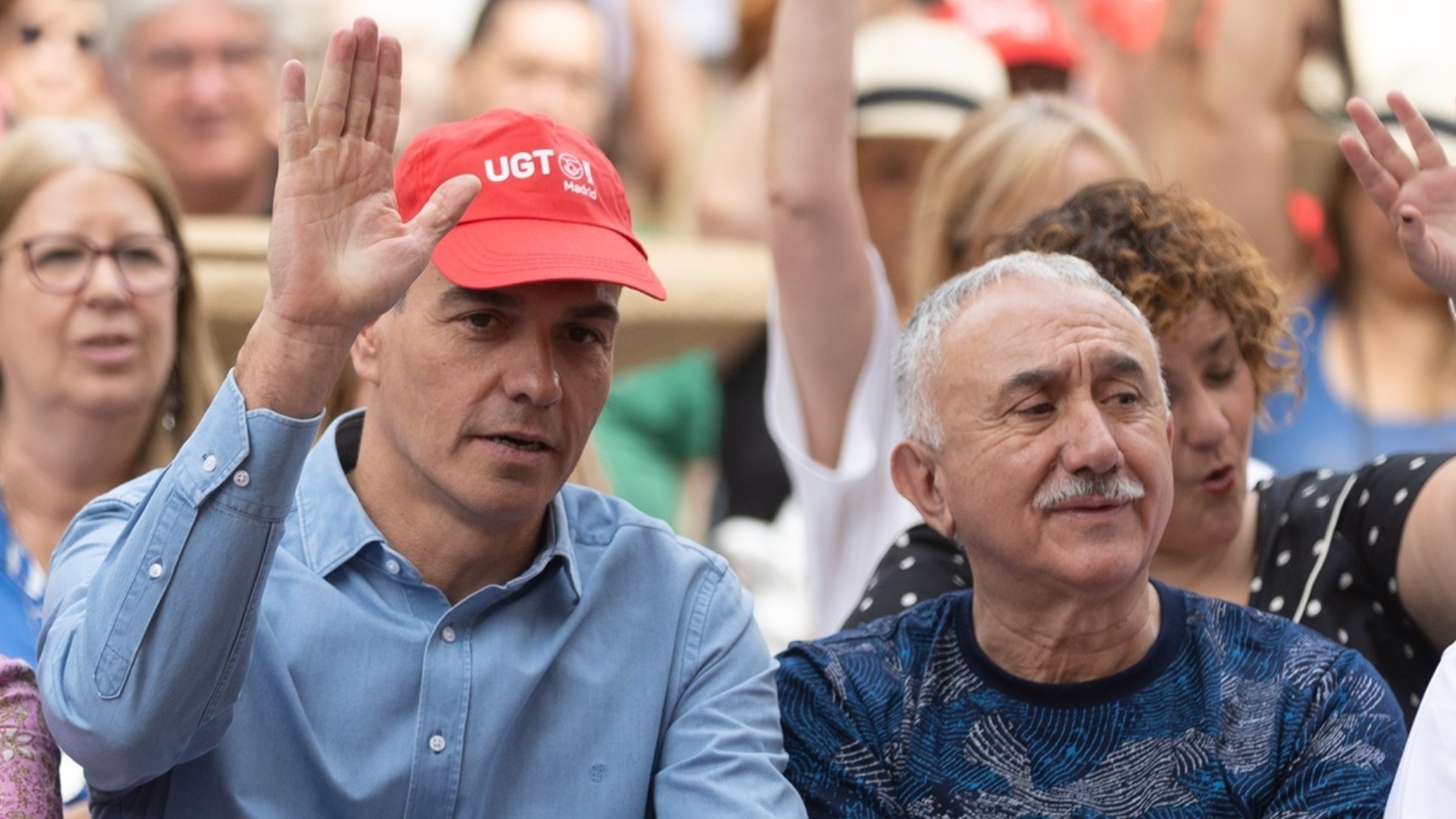 Sánchez, con la gorra de la UGT puesta, junto a Pepe Álvarez.