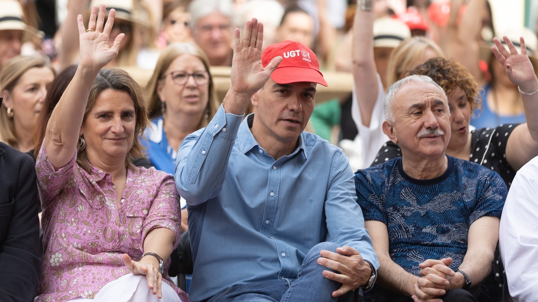 Teresa Ribera, Pedro Sánchez y Begoña Gómez en el acto de UGT.