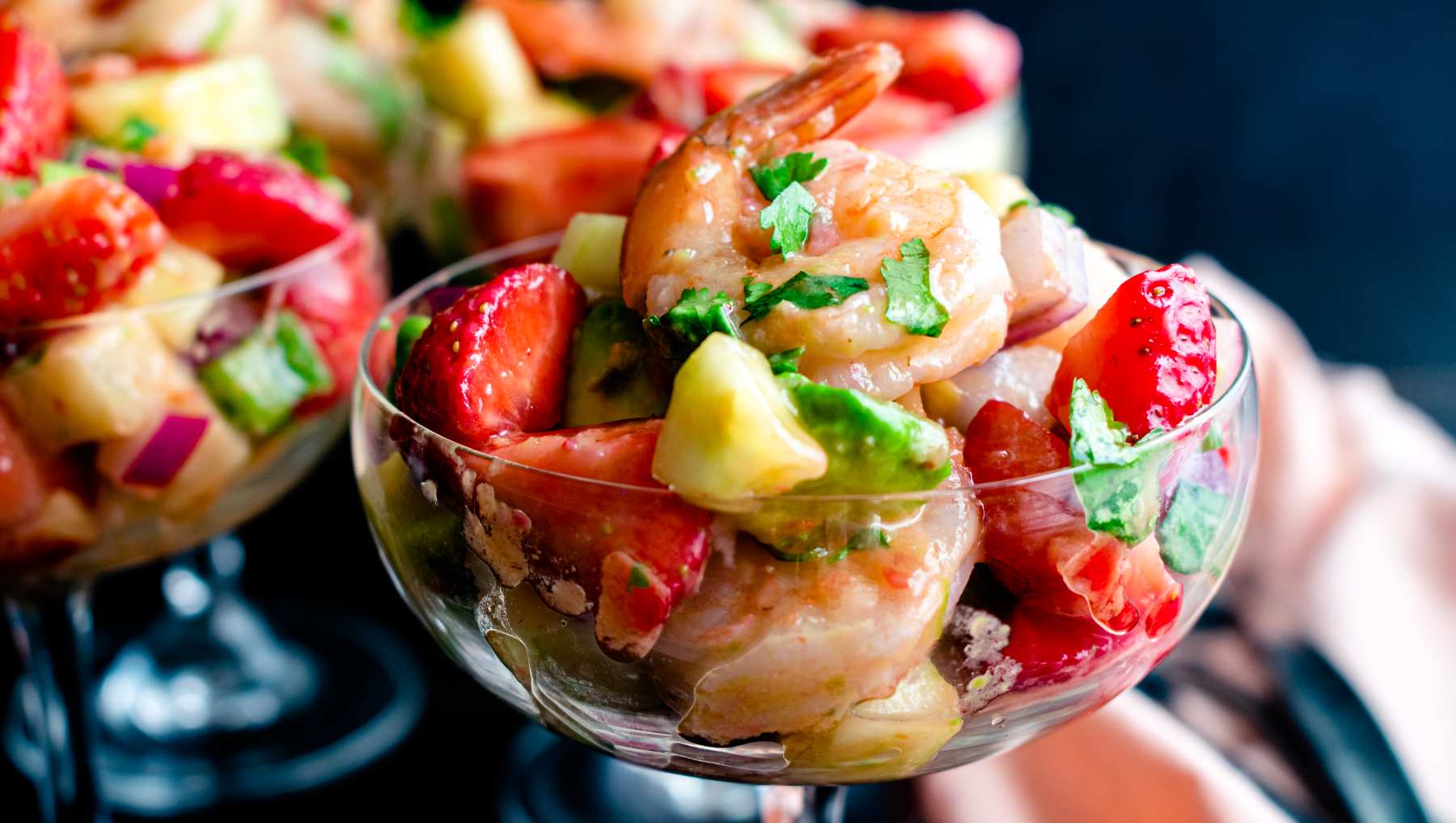 Ceviche de fresas con langostinos y aguacate.