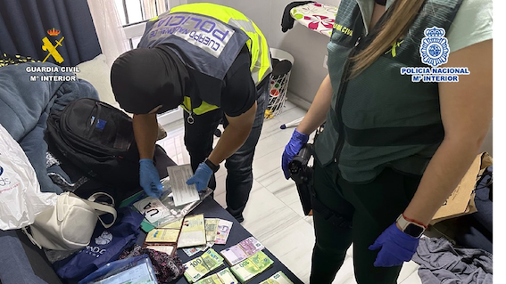 Los agentes durante el registro realizado en Alicante.