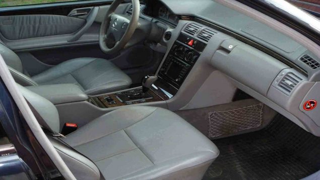 Interior de coche con aire acondicionado.