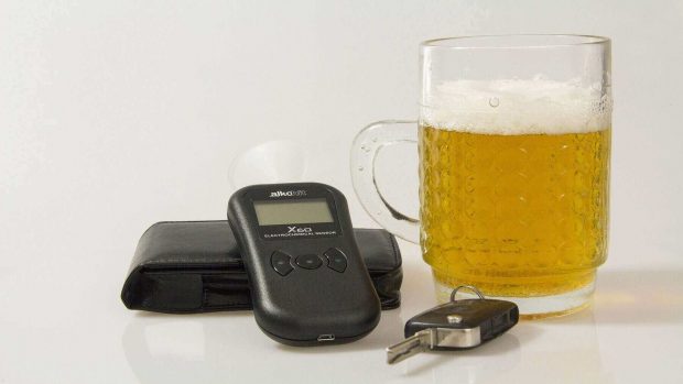 Jarra de cerveza y materiales para hacer control de alcoholemia.