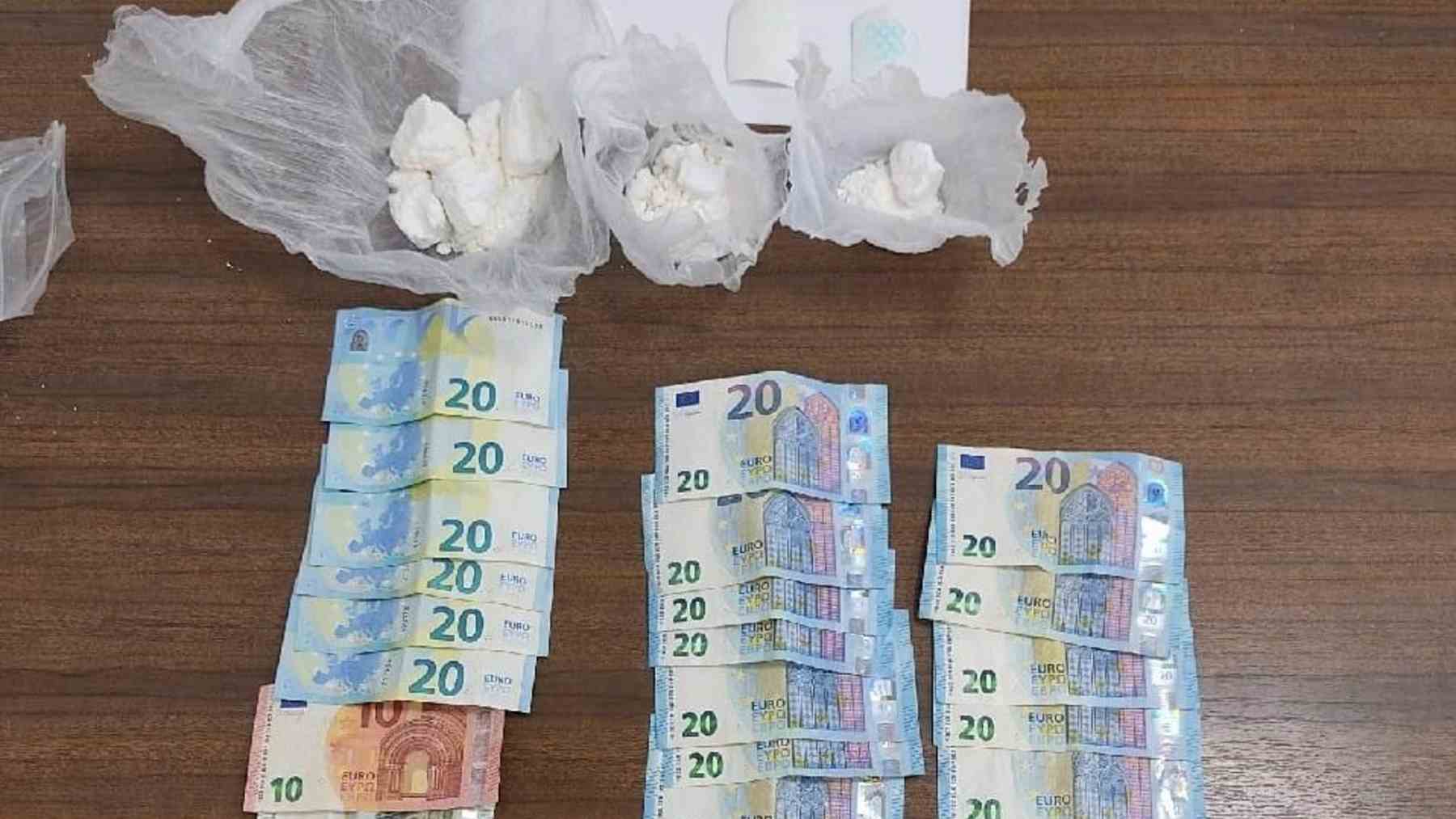 Drogas y dinero intervenido por la Policía Nacional.