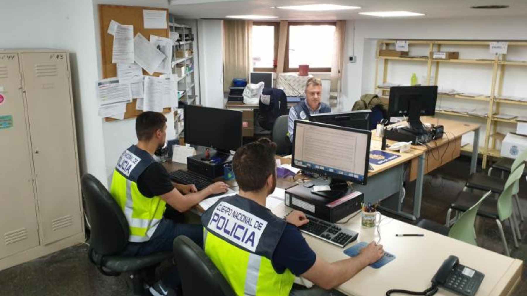 Agentes de la Unidad Contra Redes de Inmigración y Falsedad (UCRIF)de la Policía Nacional.