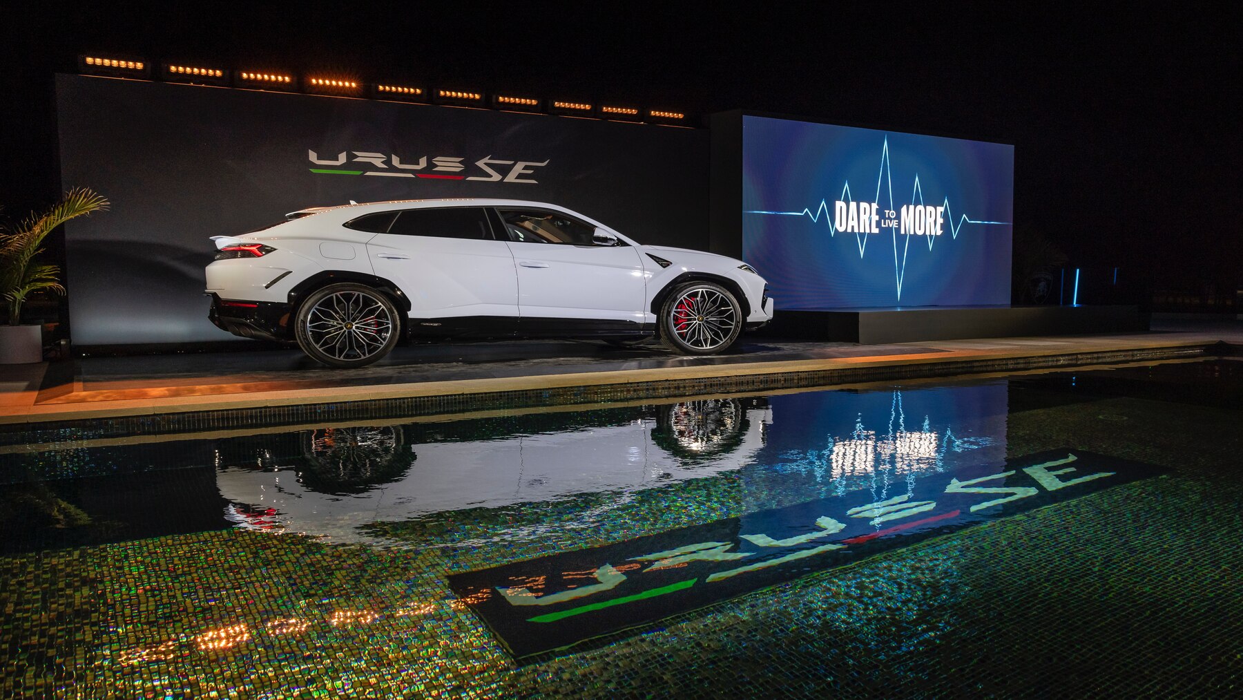 Lamborghini URUS SE en color blanco estacionado. 