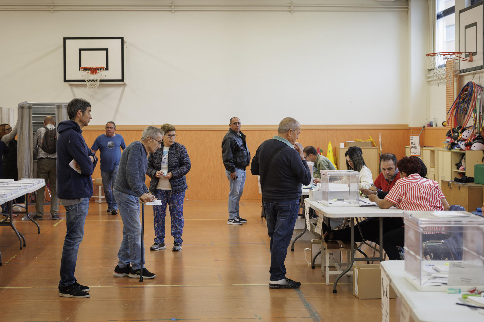 Un grupo de personas vota en Andalucía. (Foto: Efe)