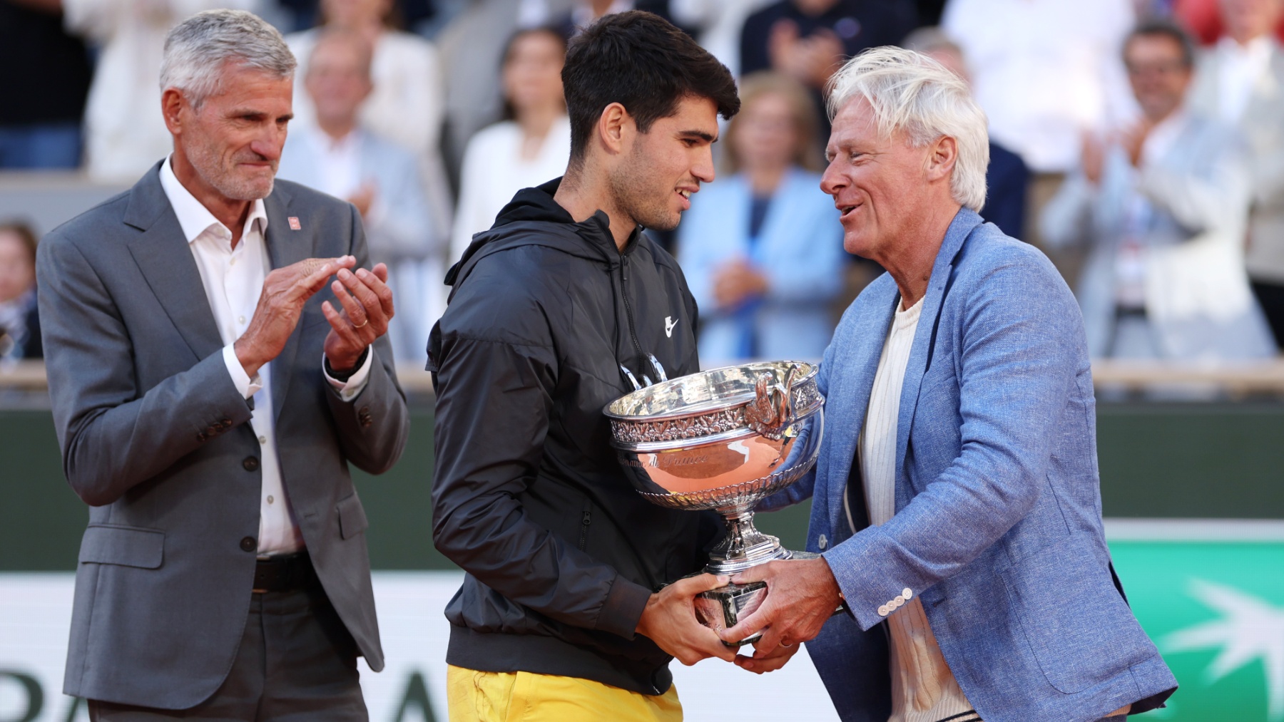 Carlos Alcaraz y Björn Borg con el trofeo de Roland Garros. (Getty)