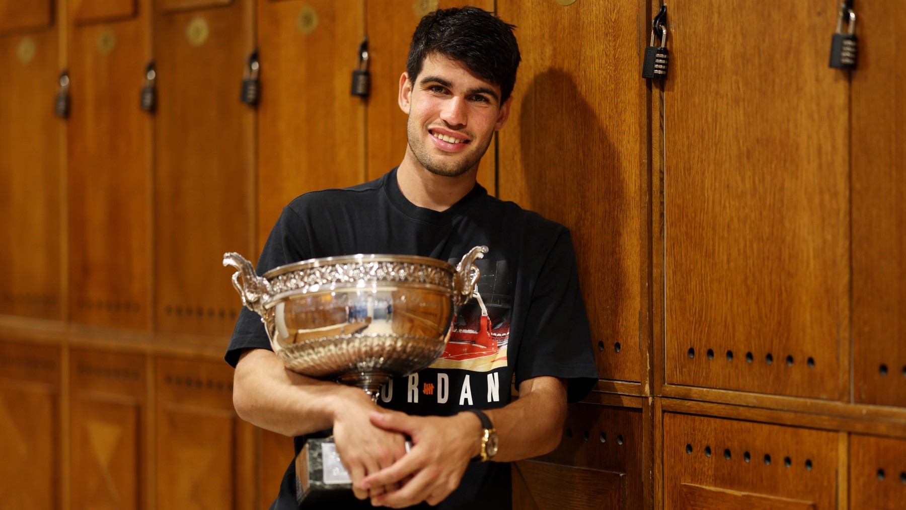 Carlos Alcaraz posa con el trofeo de campeón de Roland Garros. (Getty)