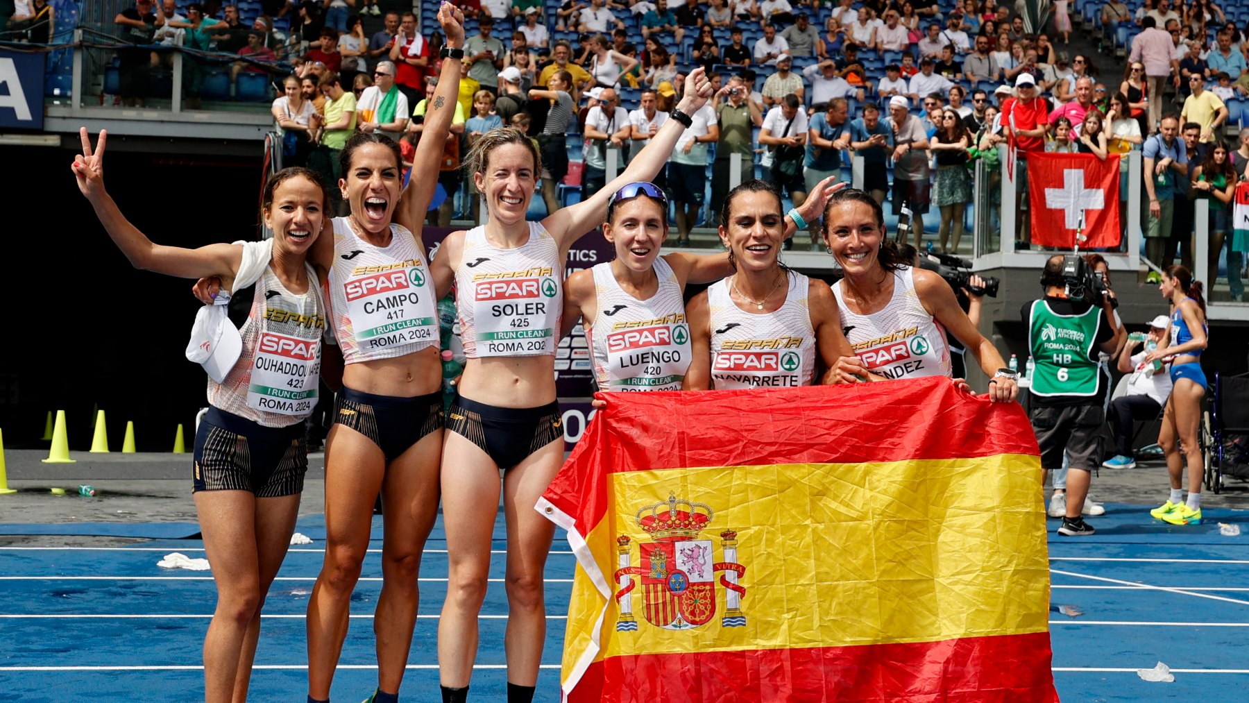 Laura Luengo, Esther Navarrete, Fátima Ouhaddou, Lidia Campo, Laura Méndez y Meritxell Soler celebran el bronce. (EFE)