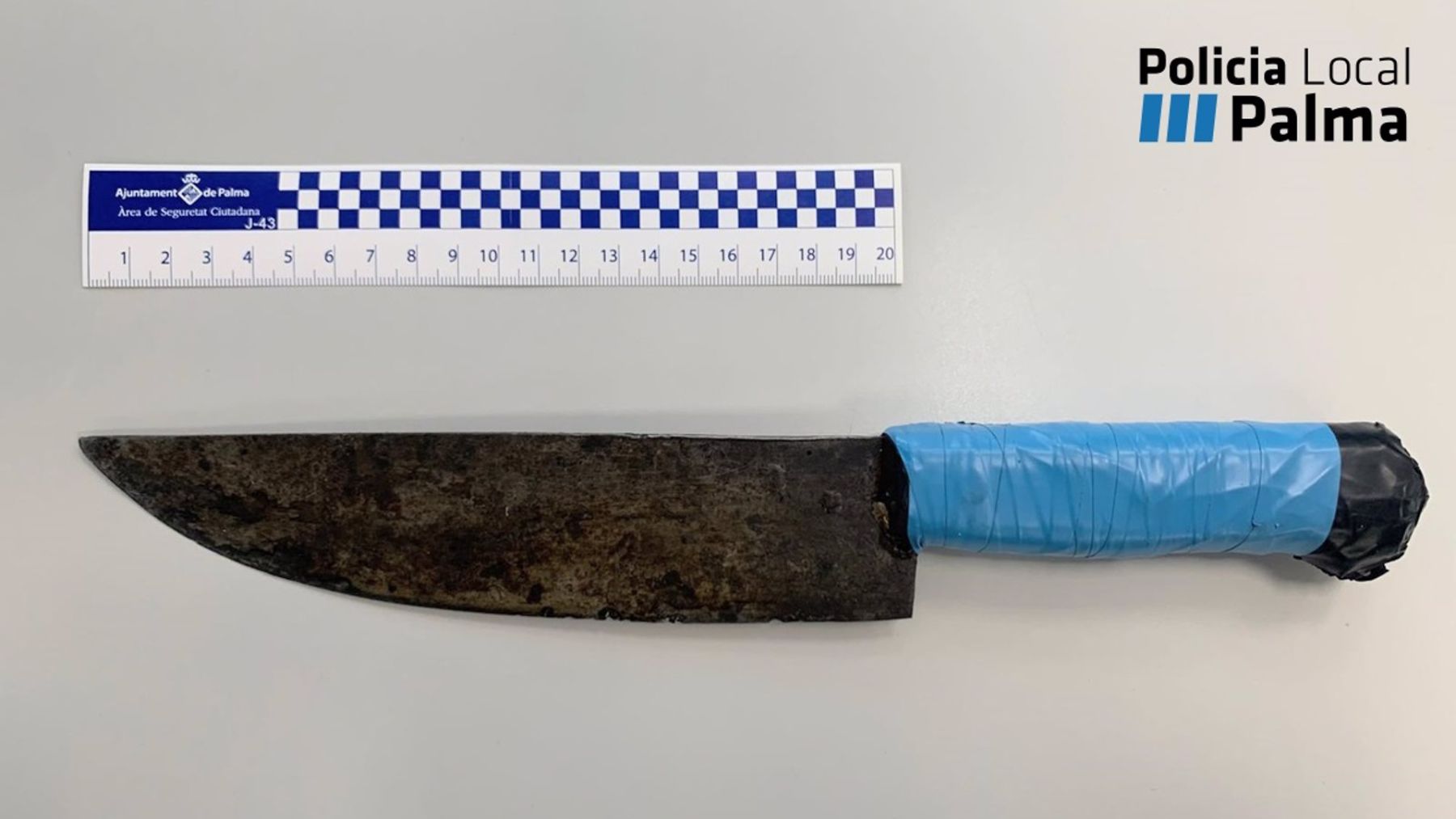 Imagen del cuchillo con el que el detenido habría amenazado a su pareja.