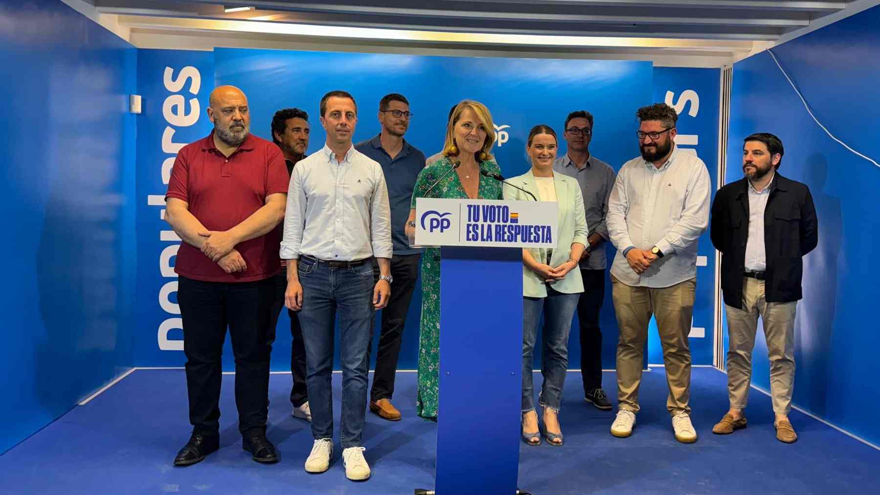 La plana mayor del PP de Baleares con la candidata Rosa Estaràs, el frente.