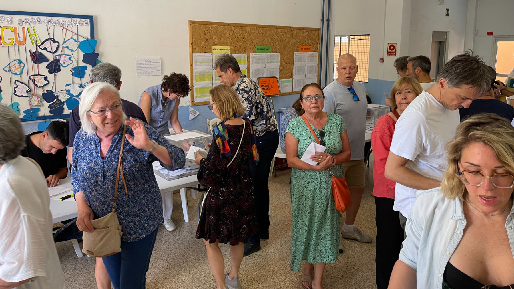 Electores en el Colegio Aina Moll de Palma. (M. A. FONT)