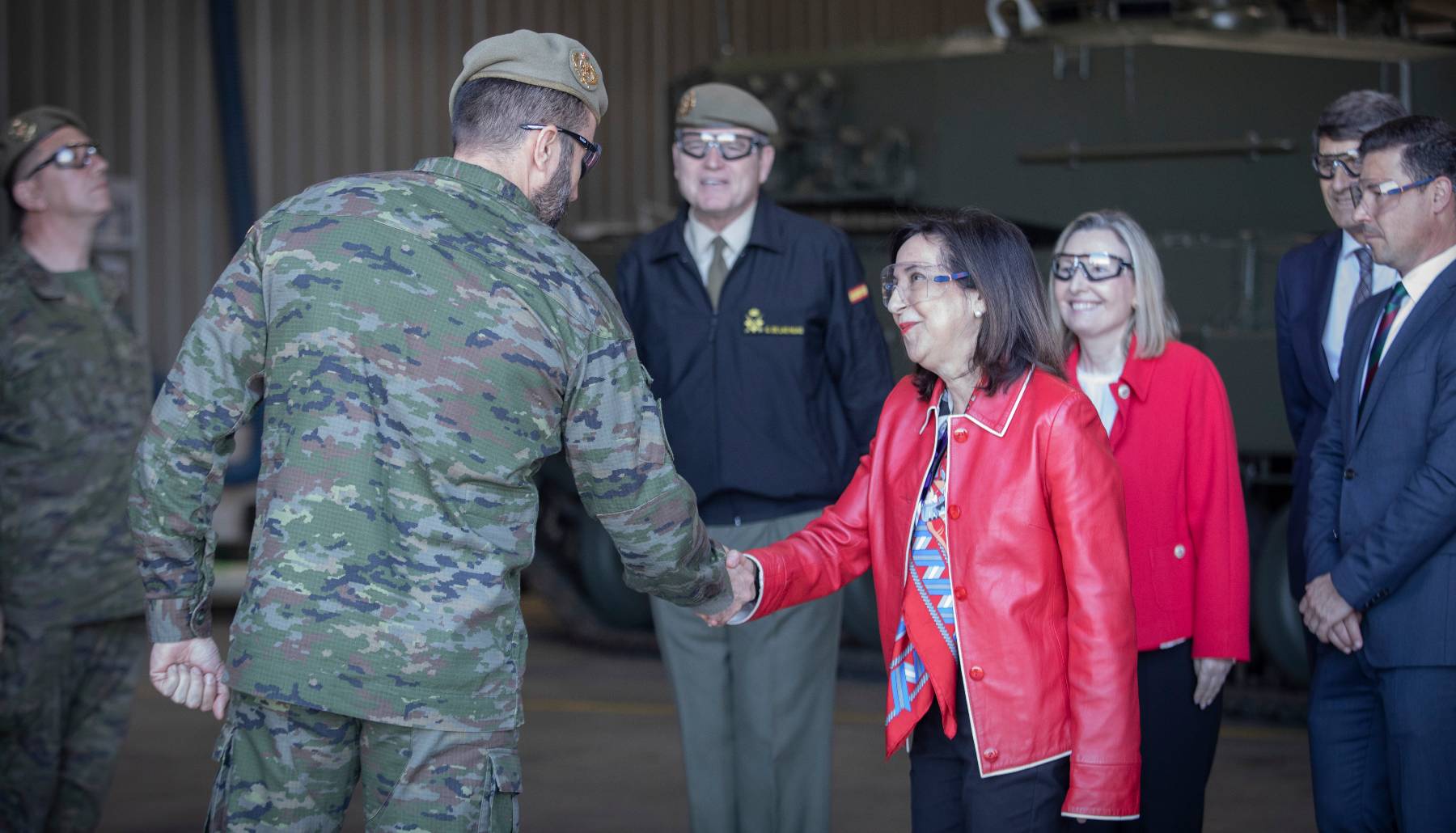 La ministra de Defensa, Margarita Robles saluda a un militar, la planta de Santa Bárbara Sistemas. (Imagen de archivo: EP)